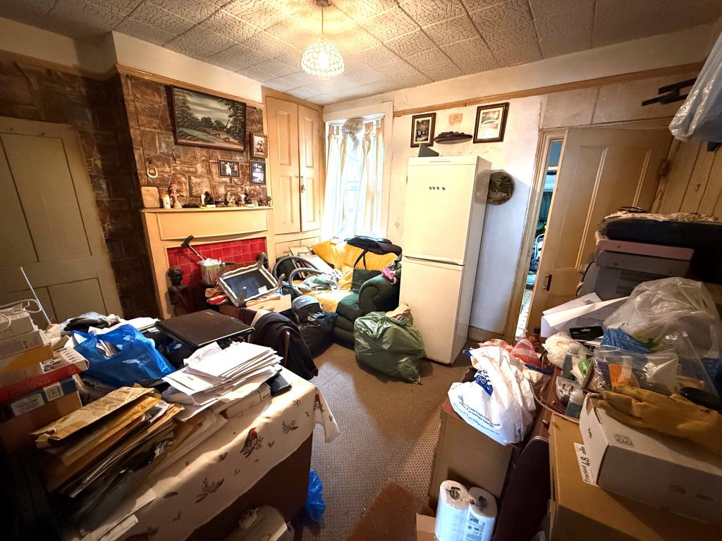 Lot: 164 - MID-TERRACE HOUSE FOR IMPROVEMENT - Dining room